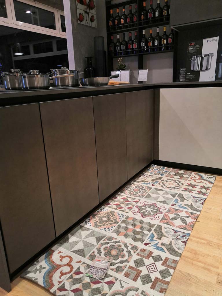 Tappeto in ciniglia con base antiscivolo serie Maioliche per la camera e il soggiorno