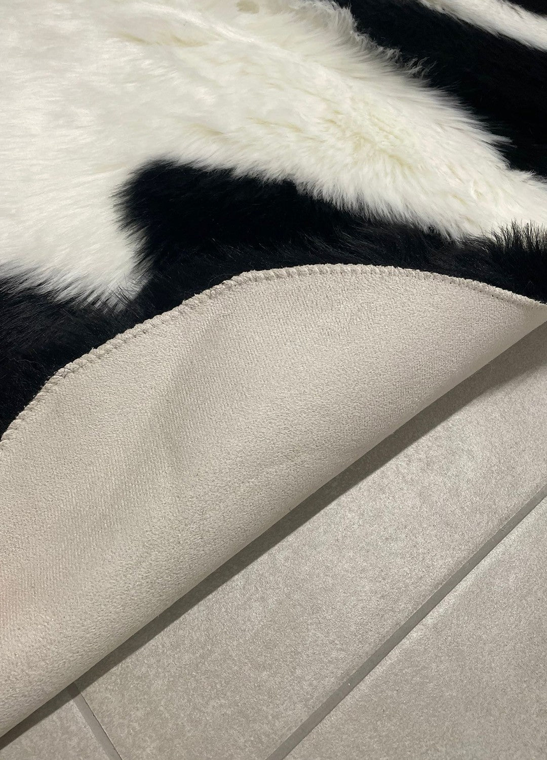 Tappeto in eco pelliccia a forma di panda, morbidissimo, dimensioni  80x90 cm