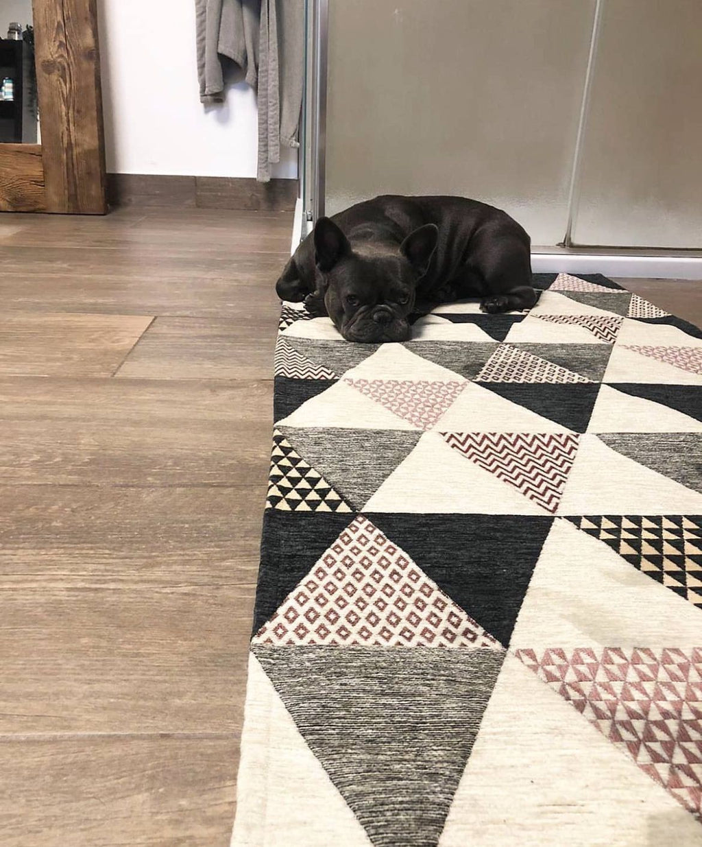 Tappeto in ciniglia con base antiscivolo serie Triangoli per la camera da letto o il soggiorno