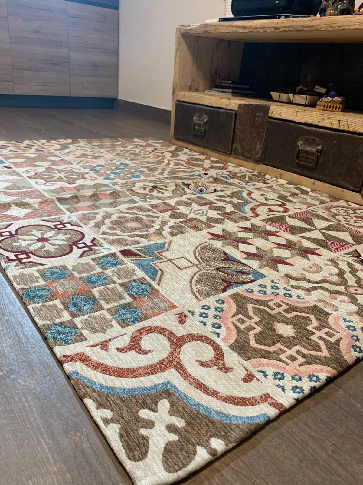 Tappeto in ciniglia con base antiscivolo serie Maioliche per la camera e il soggiorno