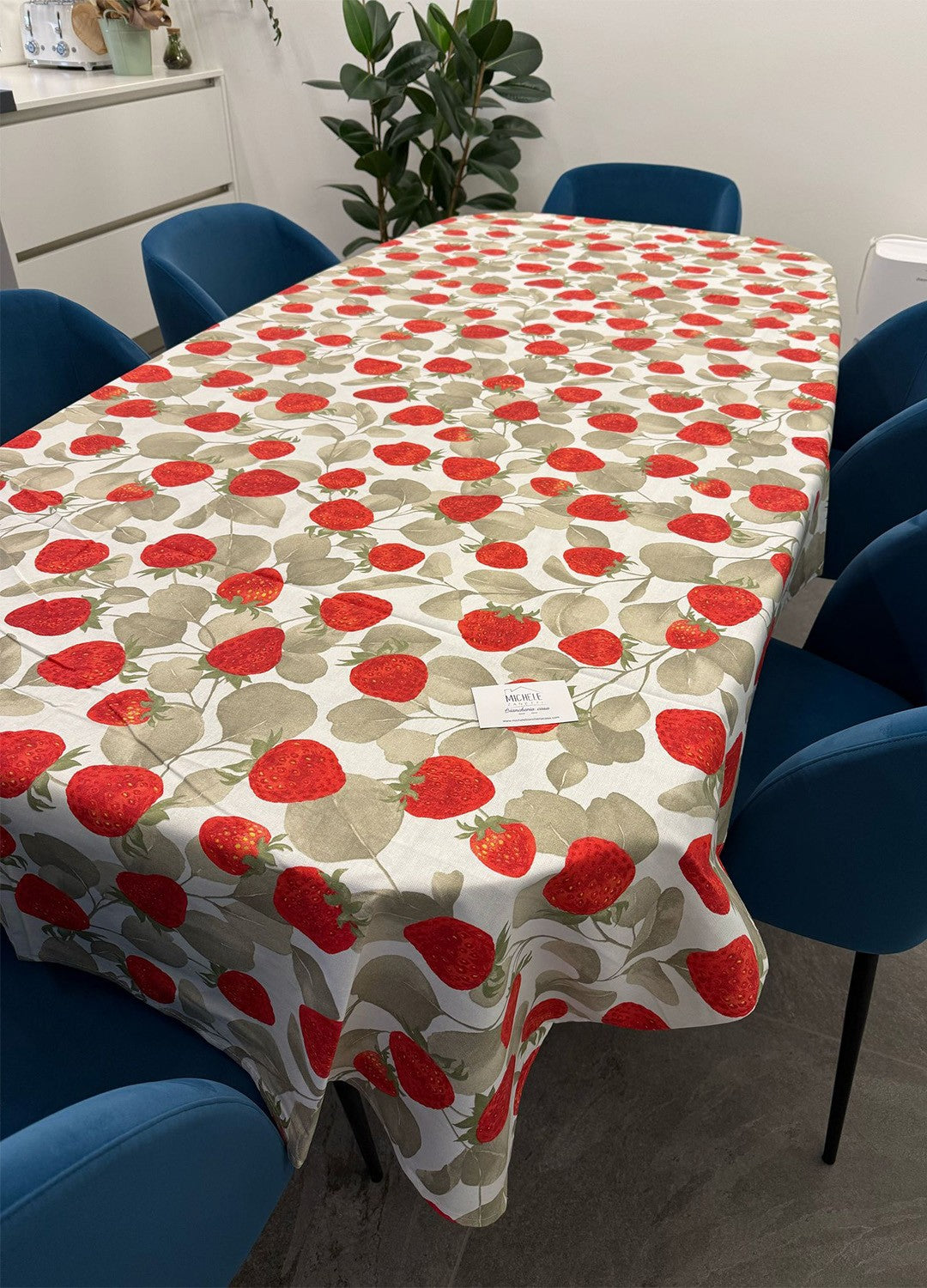 Tovaglia in puro cotone fantasia Fragole, disponibile in diverse misure