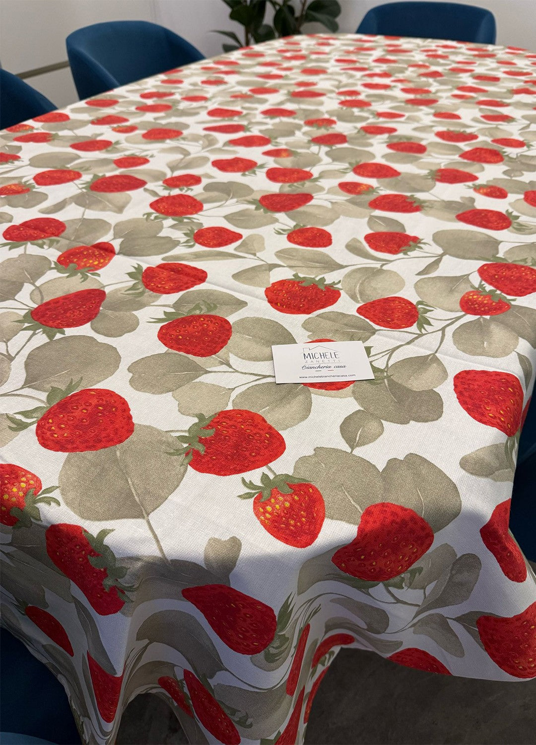 Tovaglia in puro cotone fantasia Fragole, disponibile in diverse misure