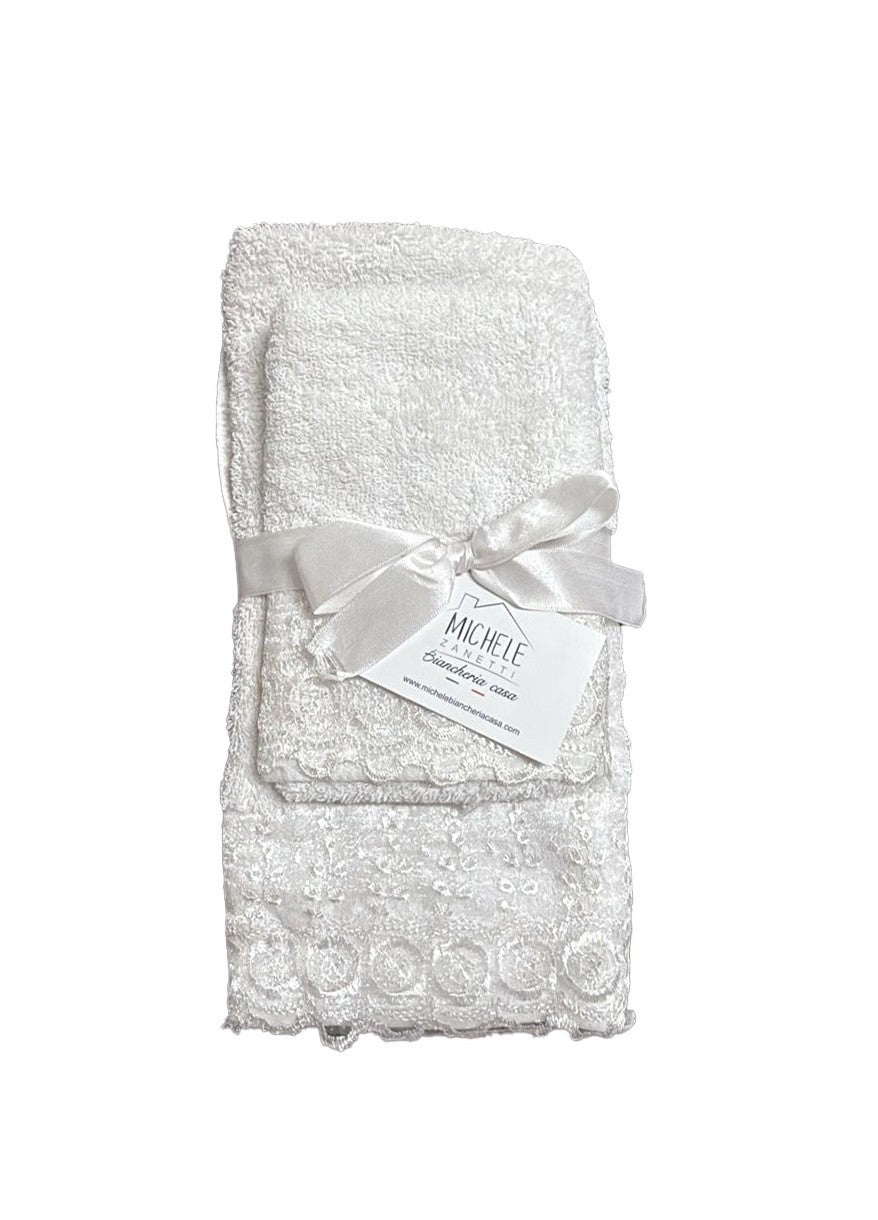 Completo asciugamani viso e ospite in cotone pettinato, colore bianco, con balza con ricamo applicato