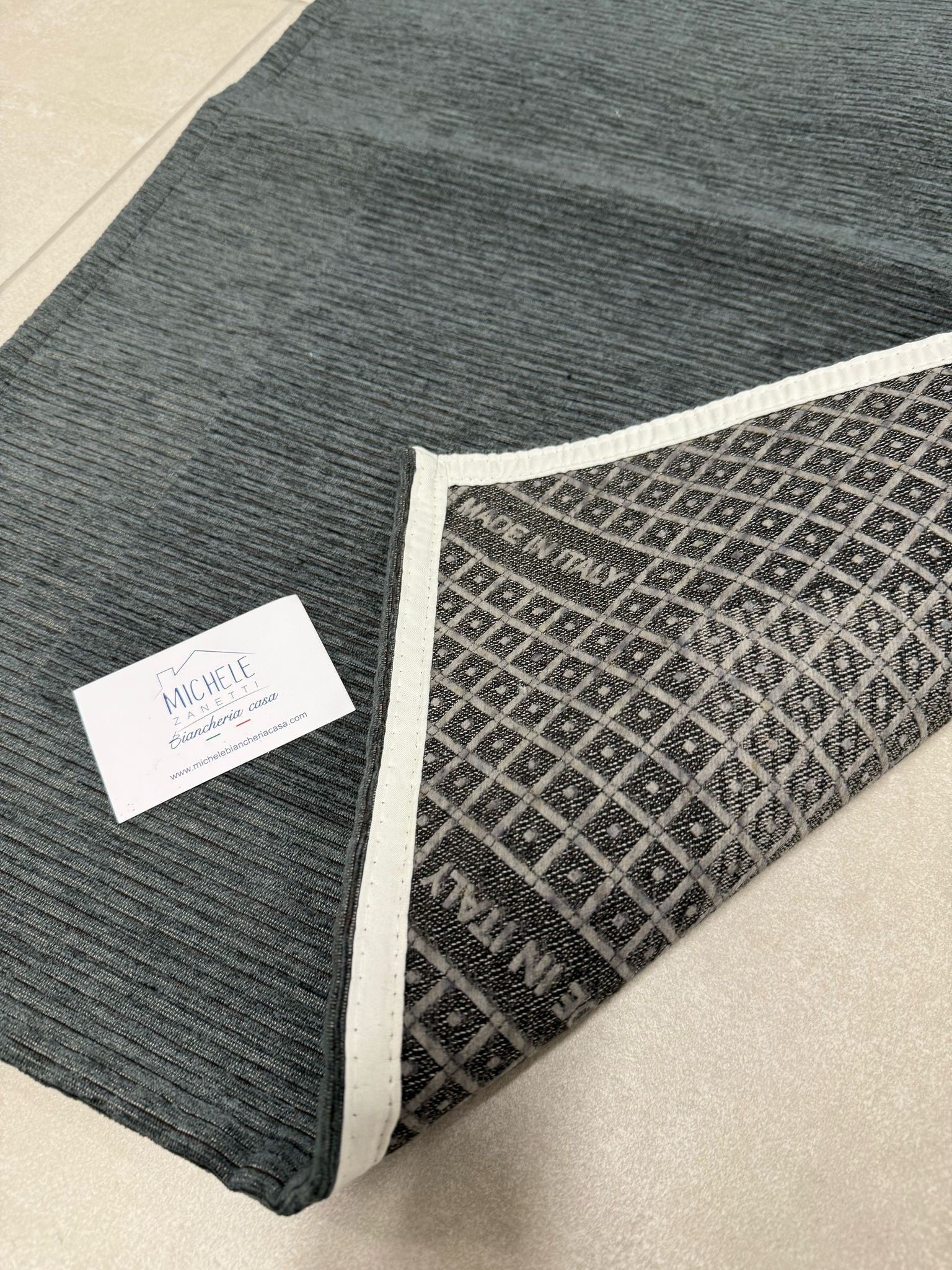 Tappeto in ciniglia con base antiscivolo serie Righe per la tua cucina