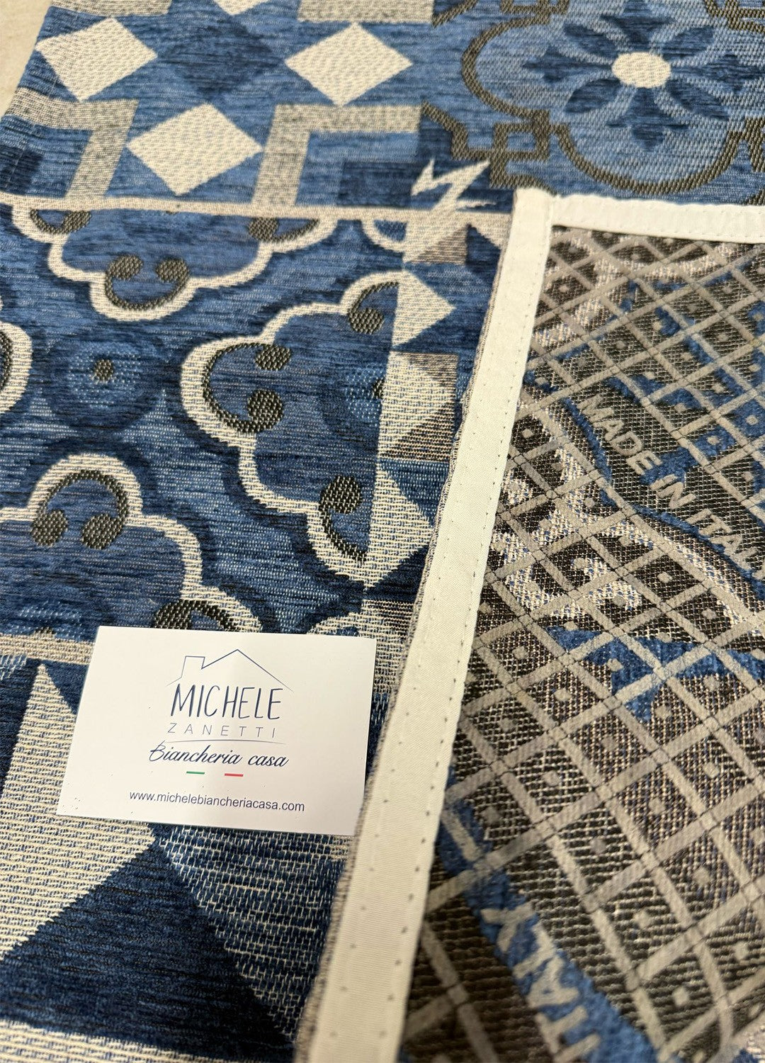 Tappeto in ciniglia con base antiscivolo serie Cementine