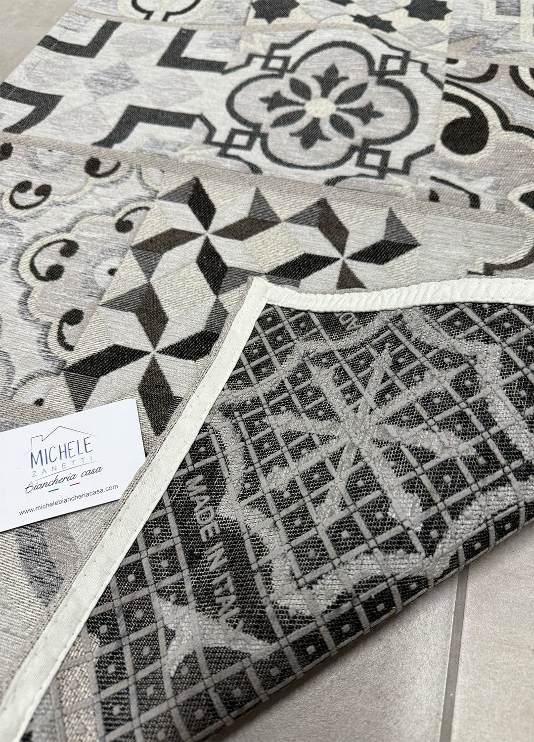 Tappeto in ciniglia con base antiscivolo serie Cementine