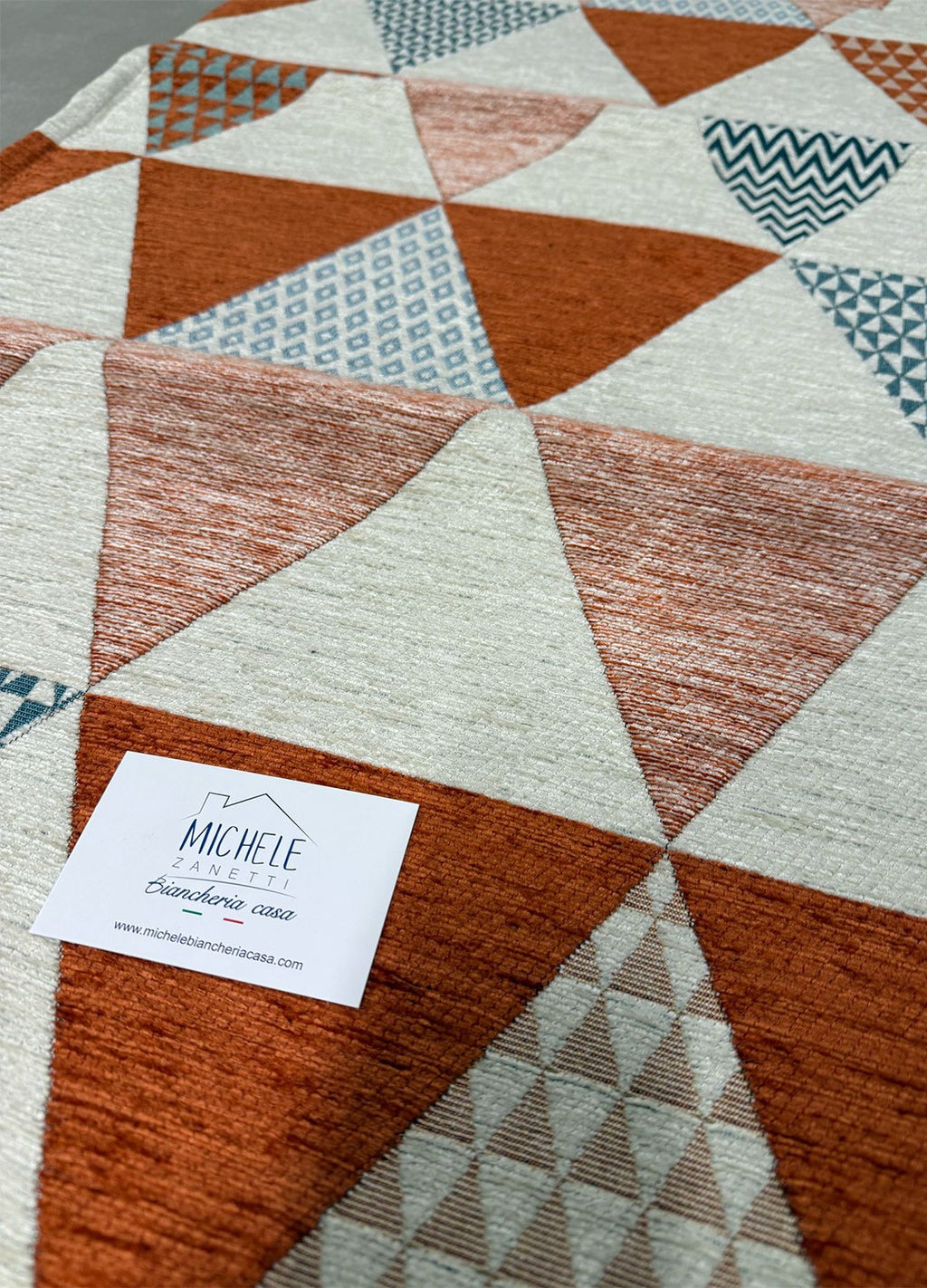 Tappeto in ciniglia con base antiscivolo serie Triangoli per la camera da letto o il soggiorno