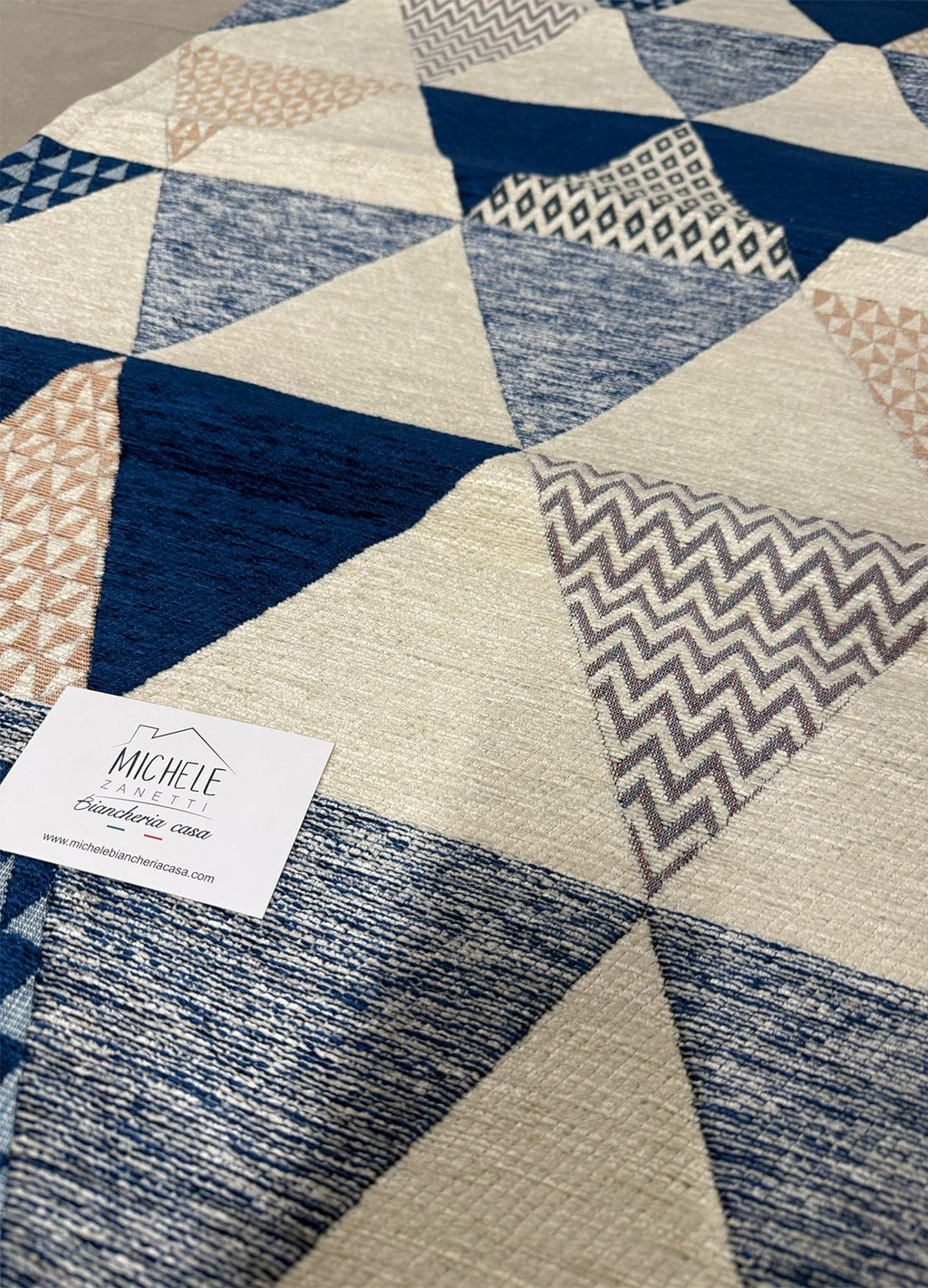 Tappeto in ciniglia con base antiscivolo serie Triangoli per la cucina