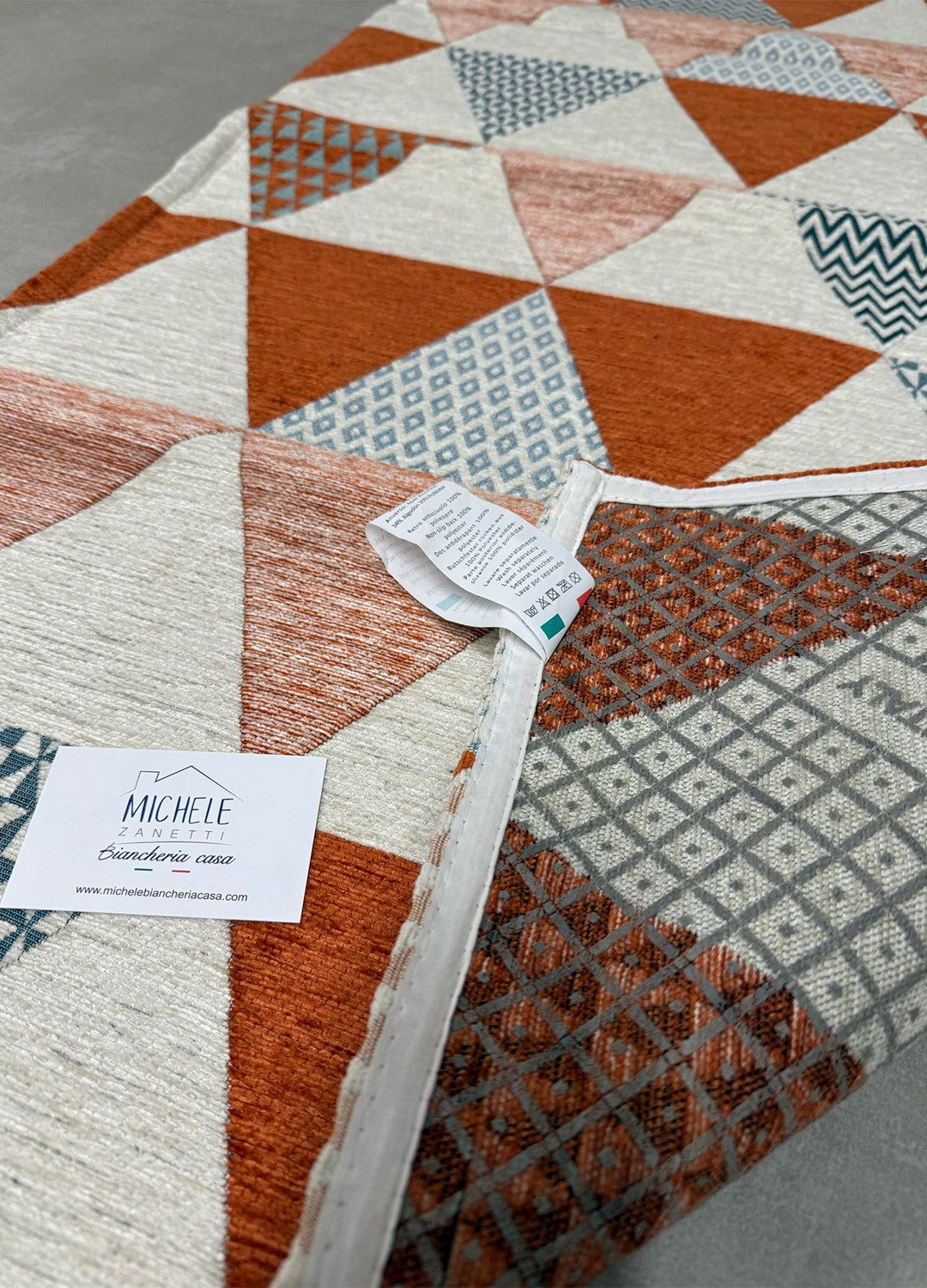 Tappeto in ciniglia con base antiscivolo serie Triangoli per la cucina