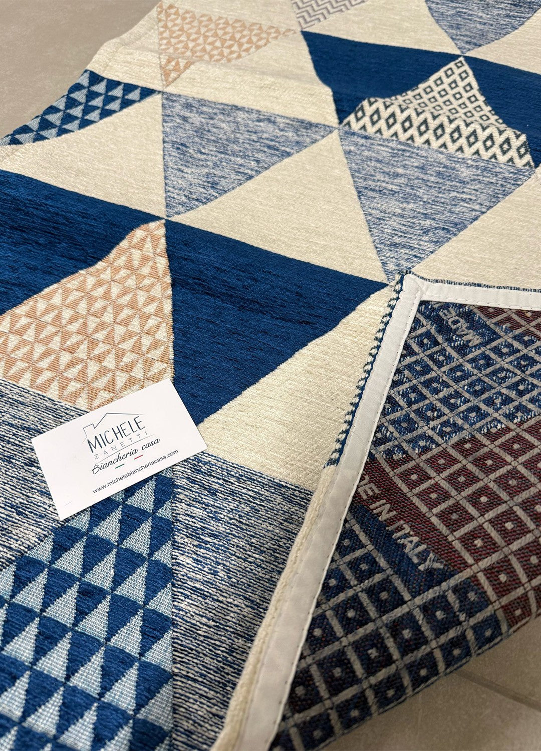 Tappeto in ciniglia con base antiscivolo serie Triangoli per la cucina