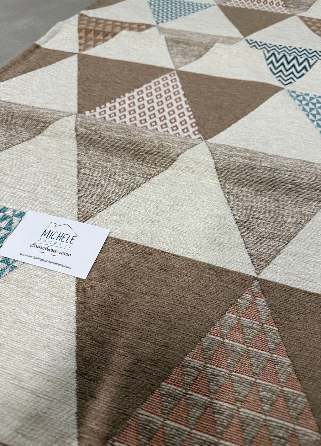 Tappeto in ciniglia con base antiscivolo serie Triangoli per la cucina