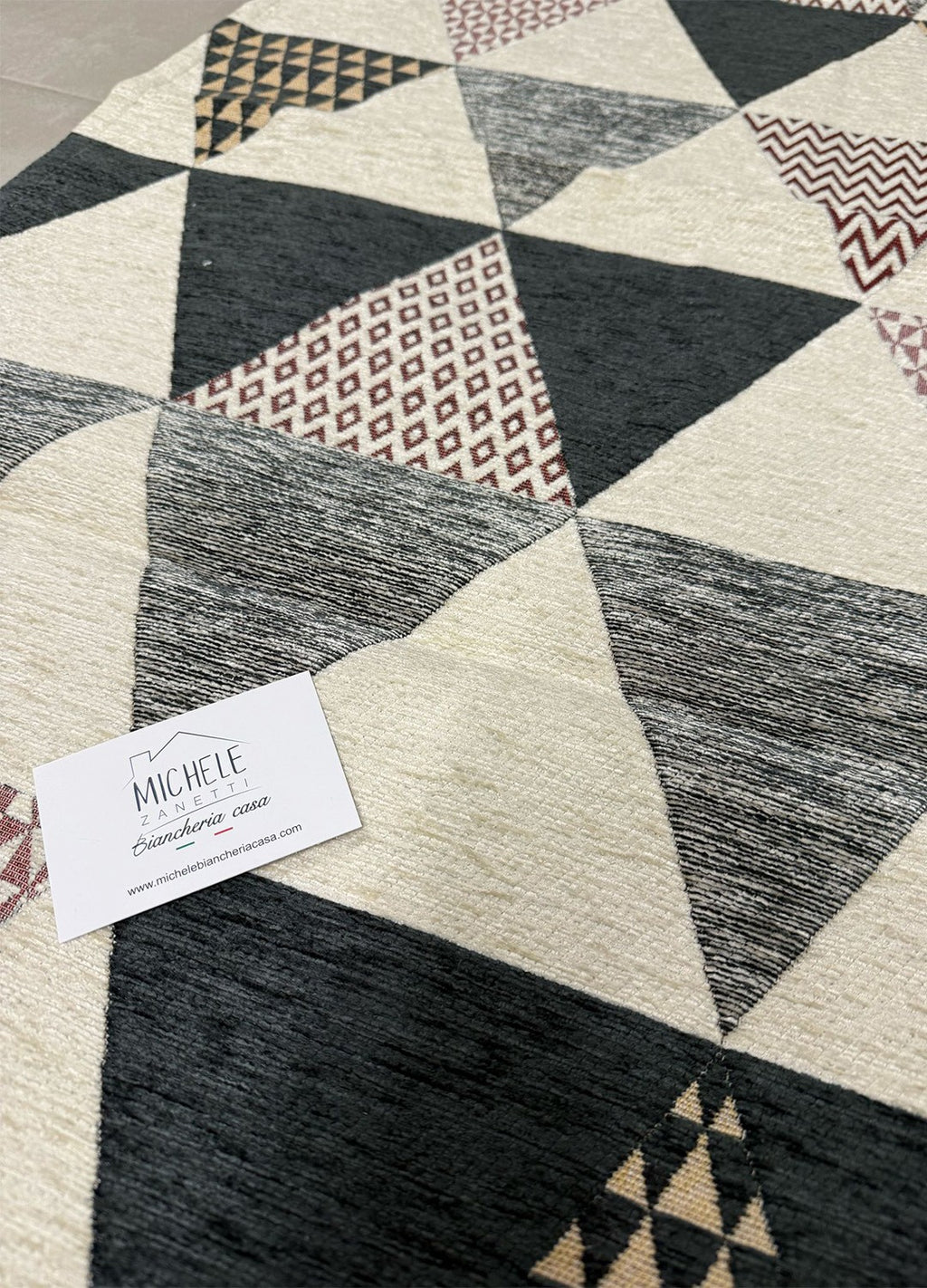 Tappeto in ciniglia con base antiscivolo serie Triangoli per la cucina