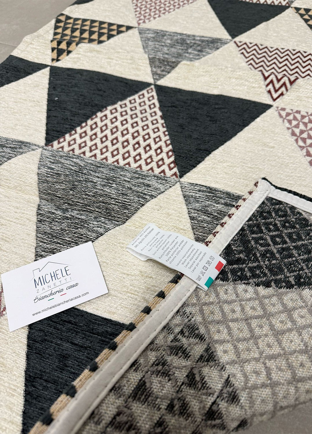 Tappeto in ciniglia con base antiscivolo serie Triangoli per la cucina