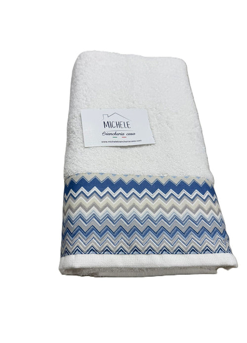 Completo asciugamani viso e ospite in cotone fantasia ZigZag con sfondo bianco