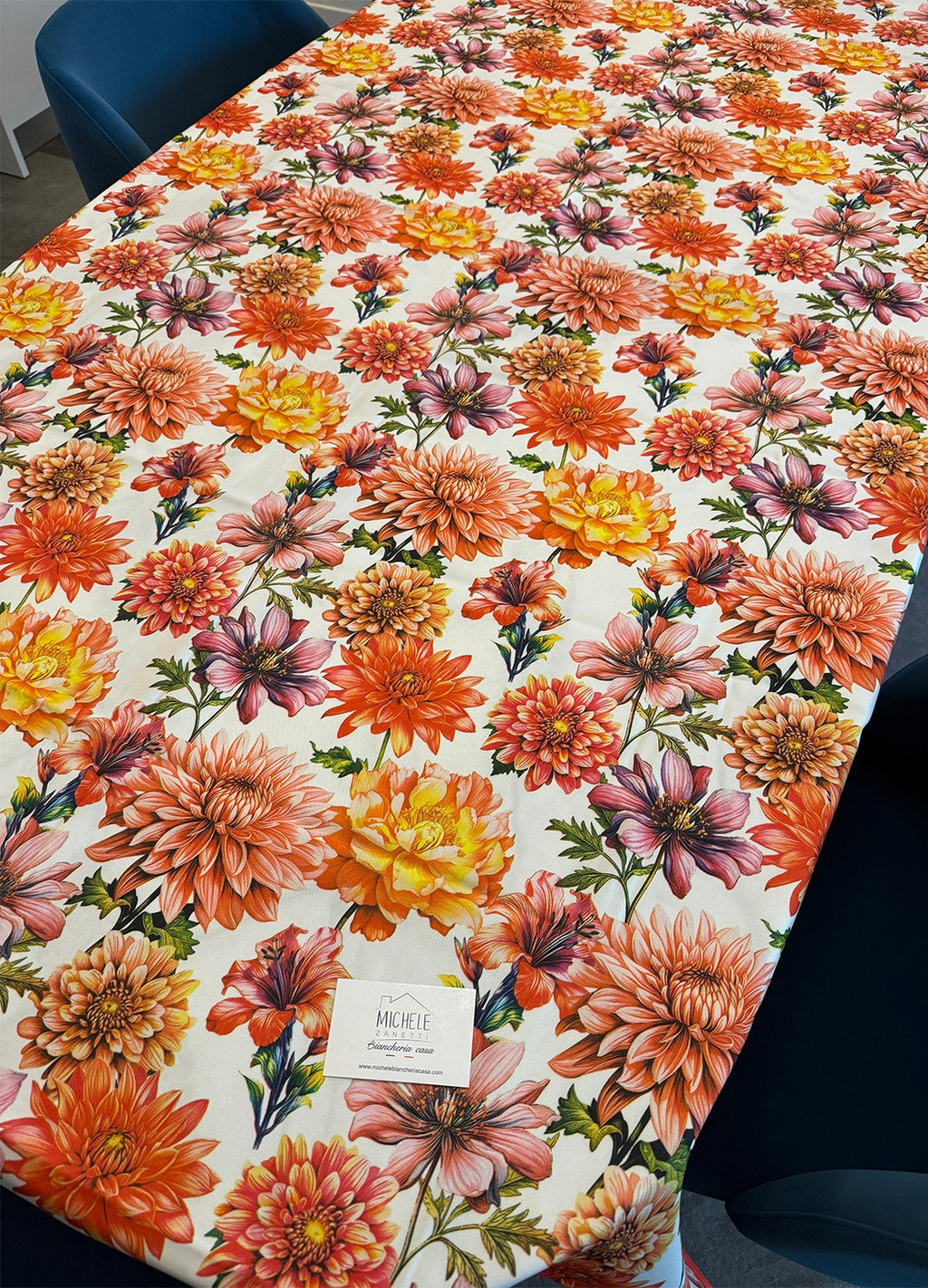 Tovaglia antimacchia fantasia Dalie, da 6 o 8/12 persone