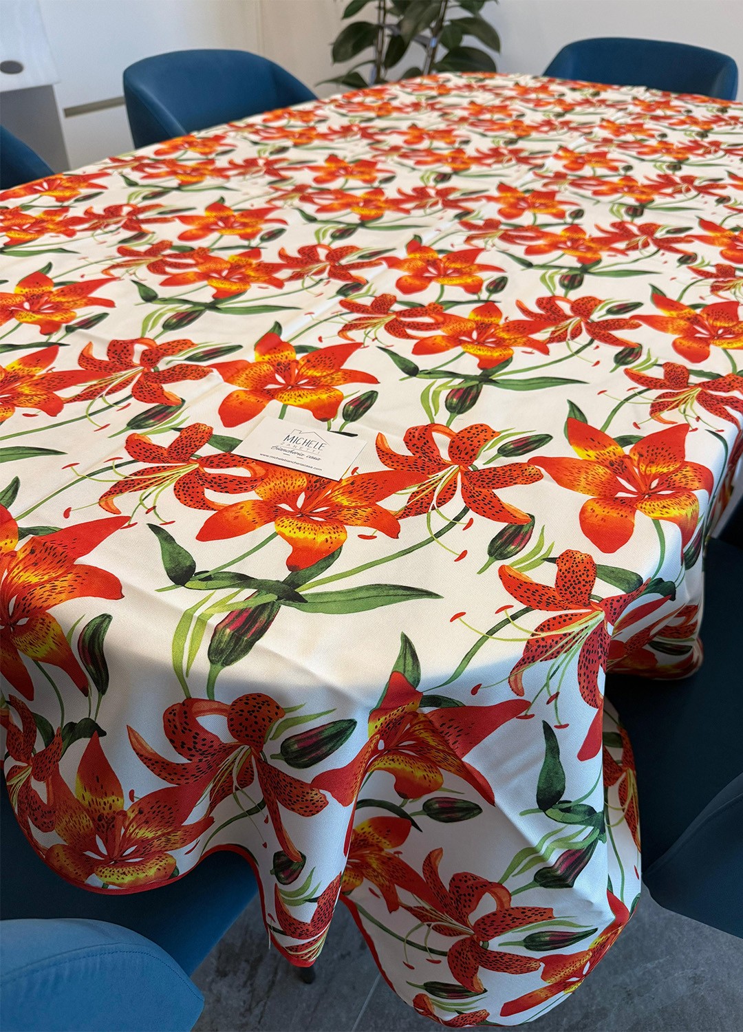 Tovaglia antimacchia fantasia Lilium, da 6 o 8/12 persone