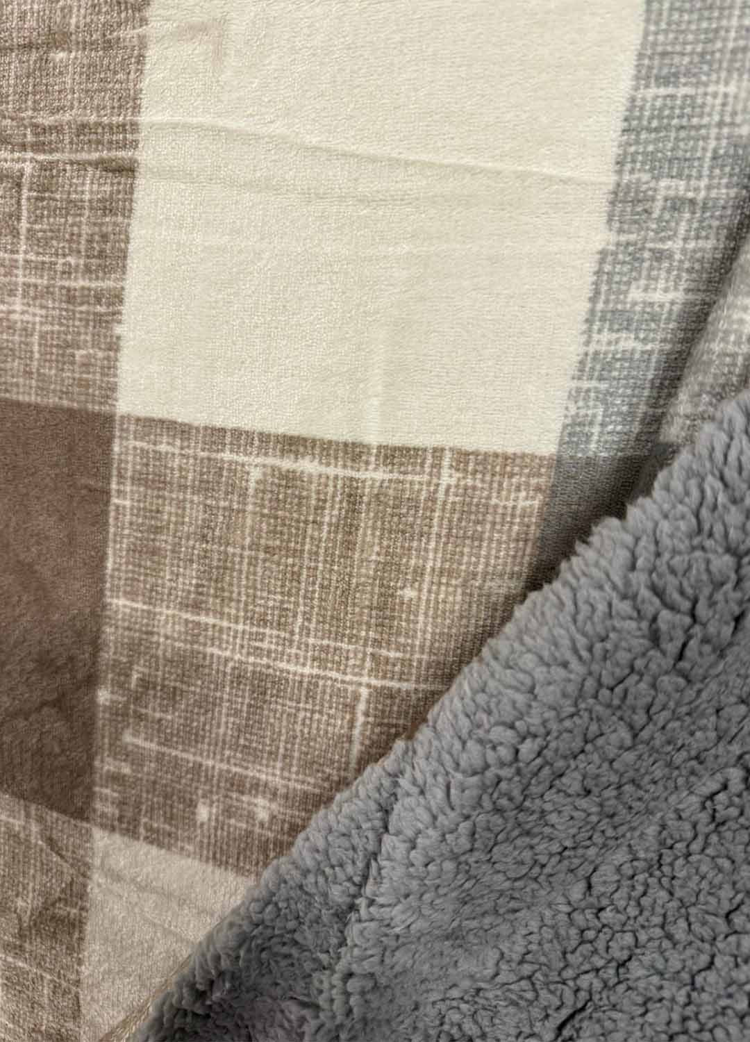 Plaid Agnellato a Quadroni 130x160 cm – Coperta Calda in Flannel con Interno Effetto Pelliccia