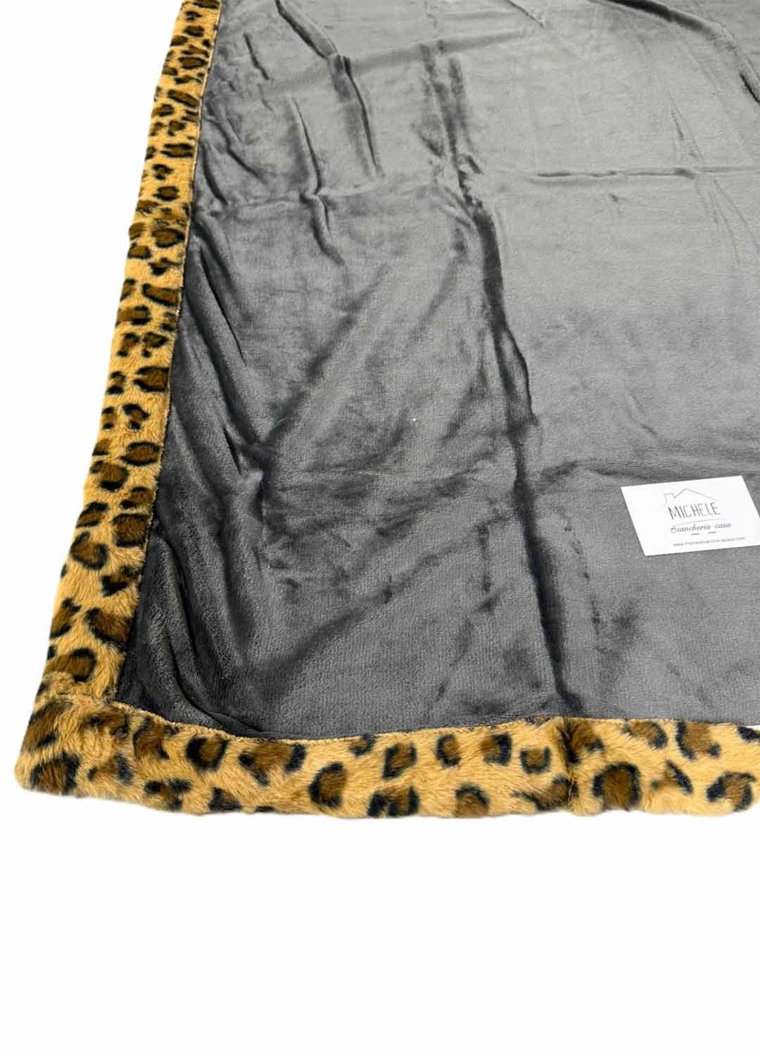 Plaid 130x160 cm in Flanella Morbida con Cuscino 40x40 – Fantasia Animalier Leopardo
