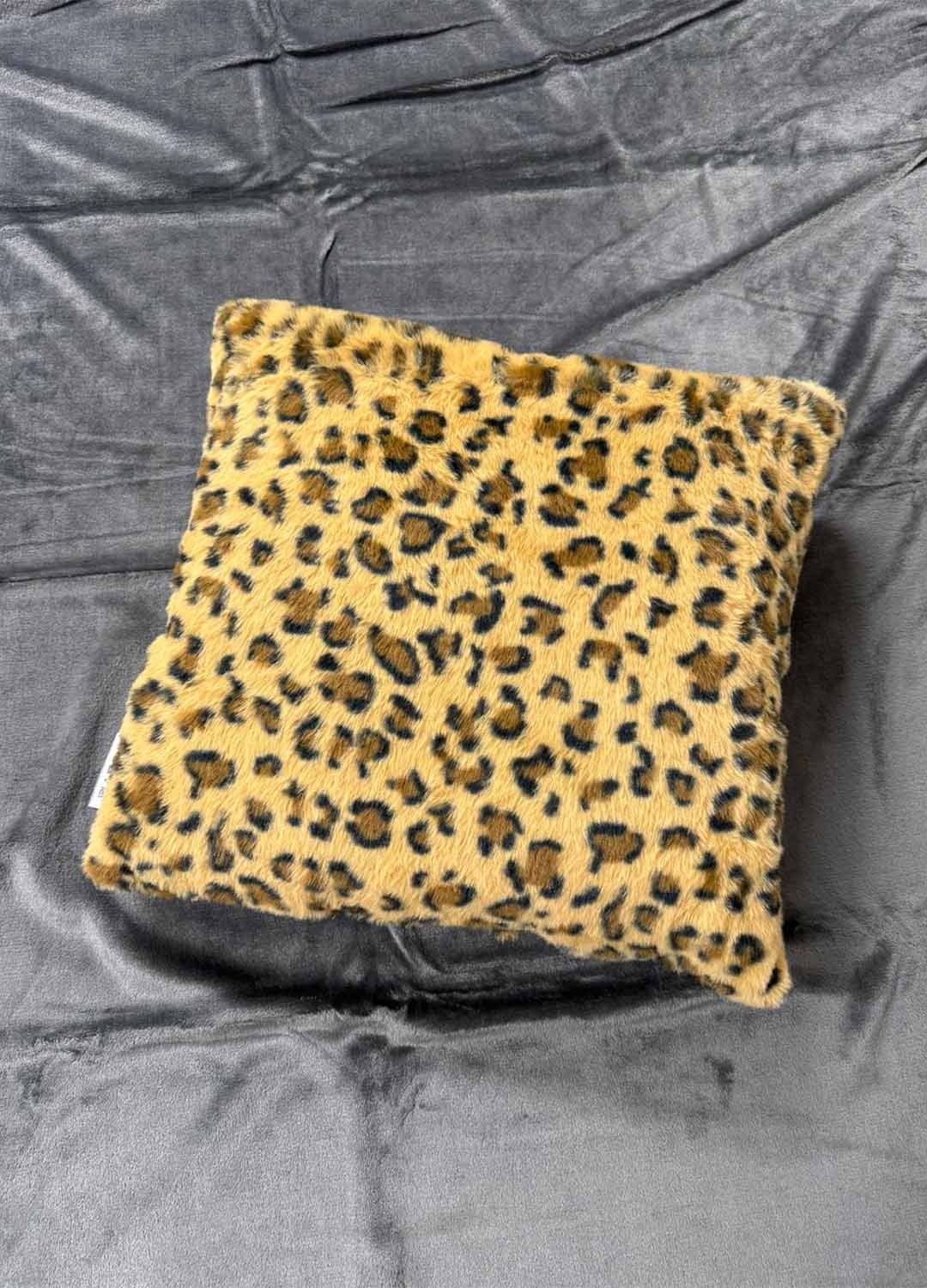 Plaid 130x160 cm in Flanella Morbida con Cuscino 40x40 – Fantasia Animalier Leopardo