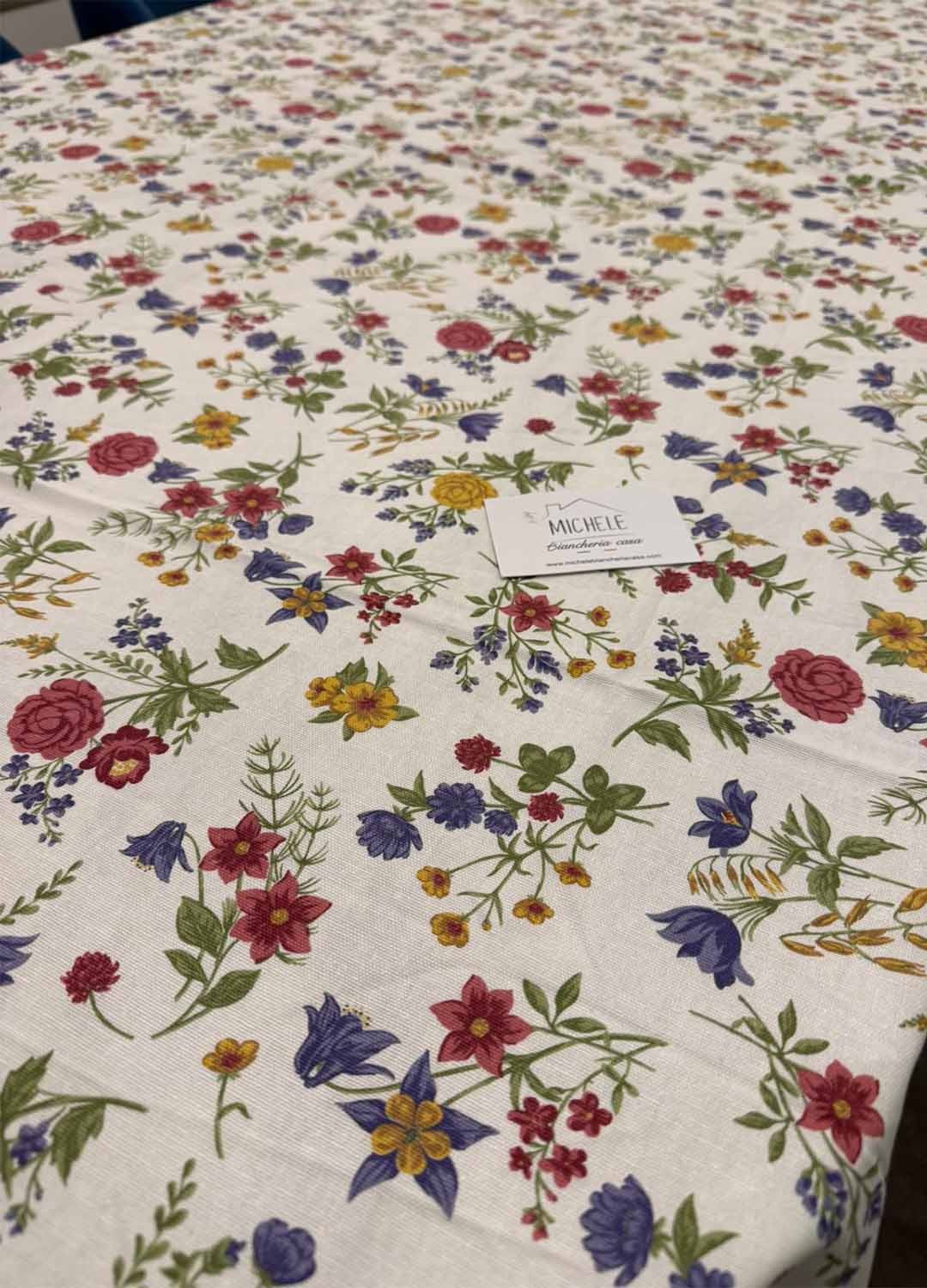 Tovaglia in Cotone 100% Fantasia Floreale – Misure 140x180 cm (6 persone) e 140x240 cm (8/12 persone)