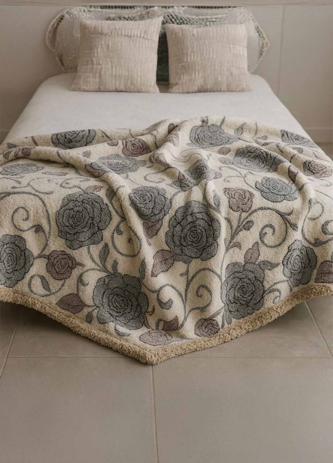 Coperta Invernale Double Face Agnellata – Fantasia Rose Beige e Grigio – Morbida e Calda