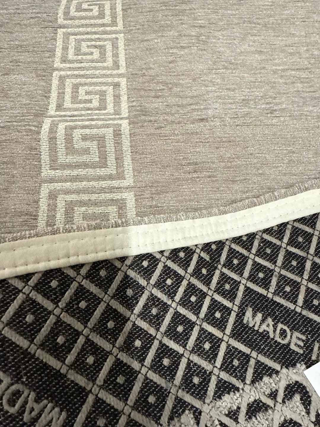 Tappeto in ciniglia con base antiscivolo serie Cipro, colore girgio, disponibile in varie misure