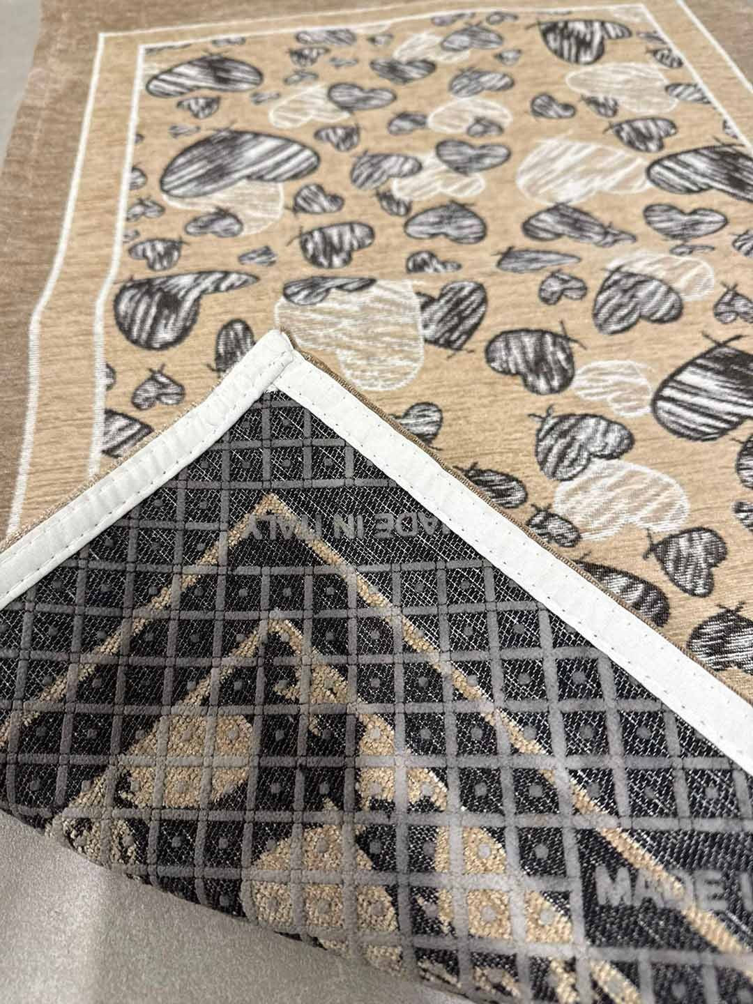 Tappeto in ciniglia con base antiscivolo serie Melody, colore rosso o grigio, disponibile in varie misure