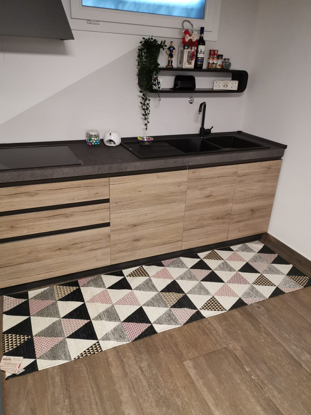 Tappeto in ciniglia con base antiscivolo serie Triangoli per la cucina