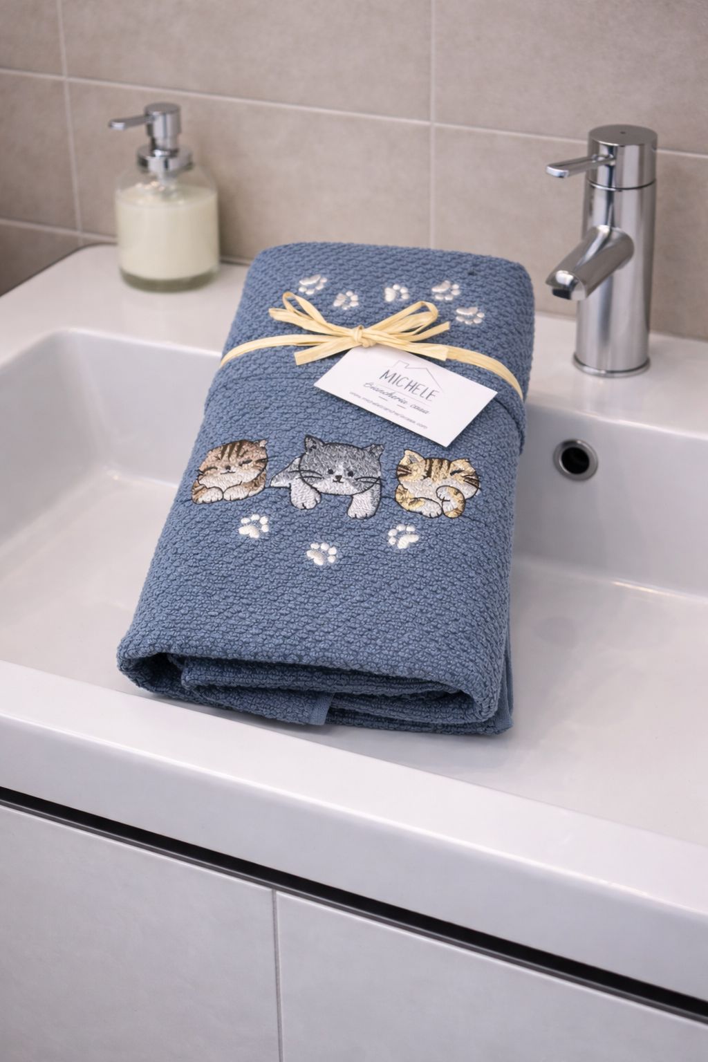 Set Asciugamani Viso + Ospite 100% Cotone 500 gr – Ricamo Gattini Sweet Kittens