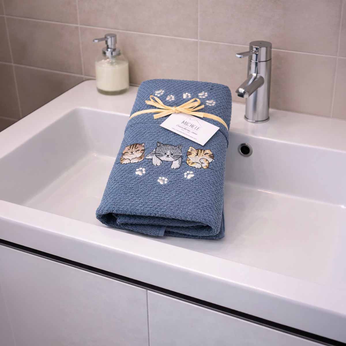 Set Asciugamani Viso + Ospite 100% Cotone 500 gr – Ricamo Gattini Sweet Kittens